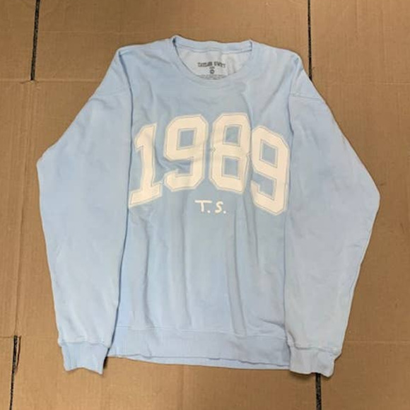 Taylor Swift Tops - Taylor Swift 1989 Tour Concert Crewneck Pullover Sweatshirt in Medium
